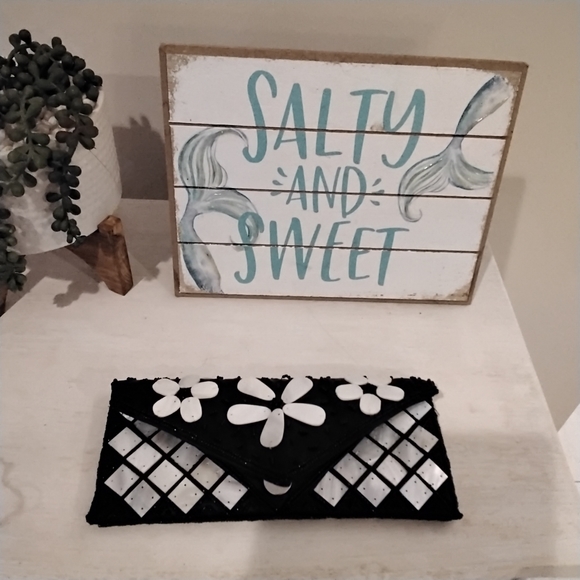 Mod by Design Black Bead and Mother of Pearl Square and Flower Envelope Clutch - Picture 2 of 7